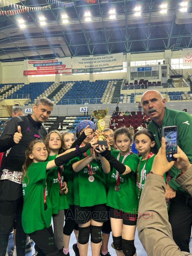 Alaağaç spor minik voleybol takımı esti geçti