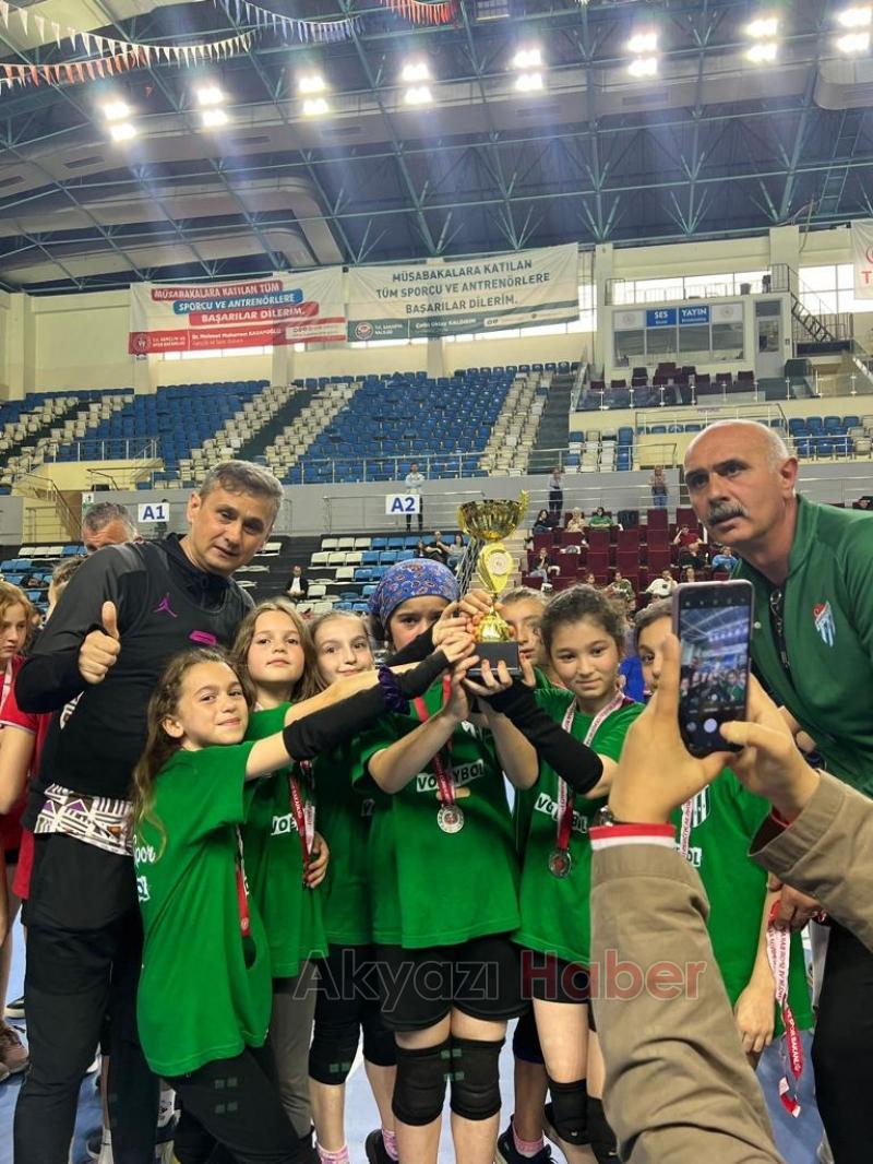 Alaağaç spor minik voleybol takımı esti geçti