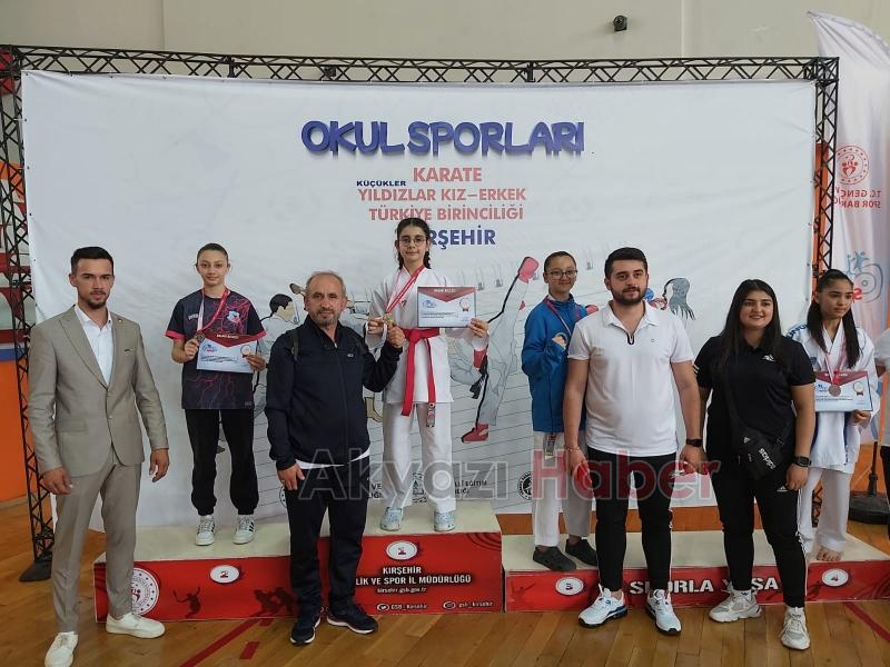 Şampiyon boş durmuyor