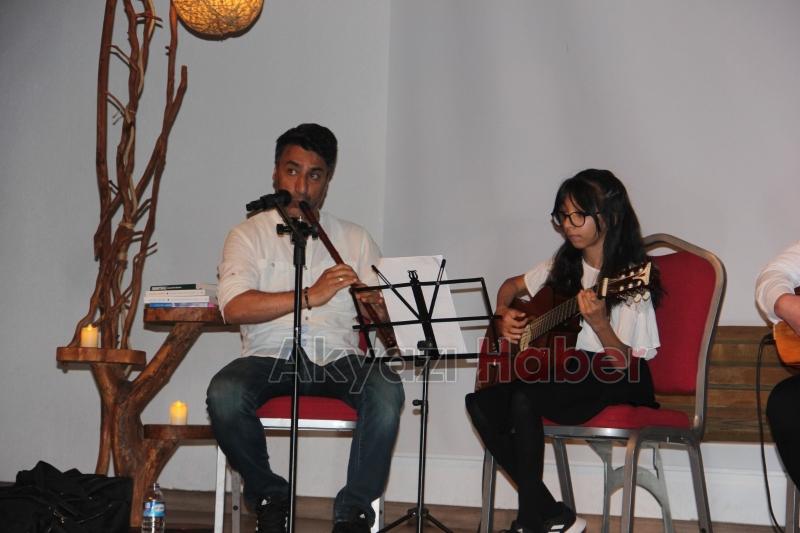 Vakıf İlk Ve Ortaokulunun düzenlediği Şiir Dinletisi Gönülleri Okşadı