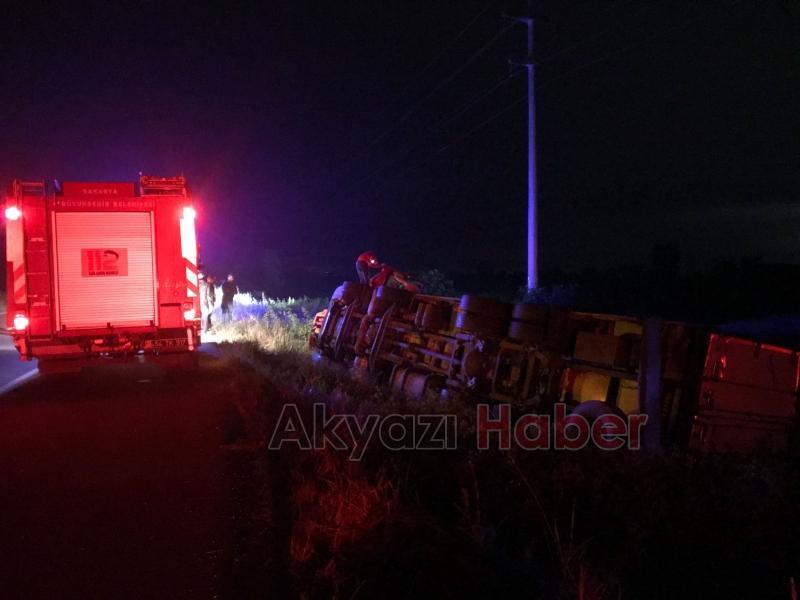 Akyazı'da sürücüsü kalp krizi geçiren tır devrildi