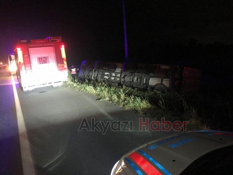 Akyazı'da sürücüsü kalp krizi geçiren tır devrildi