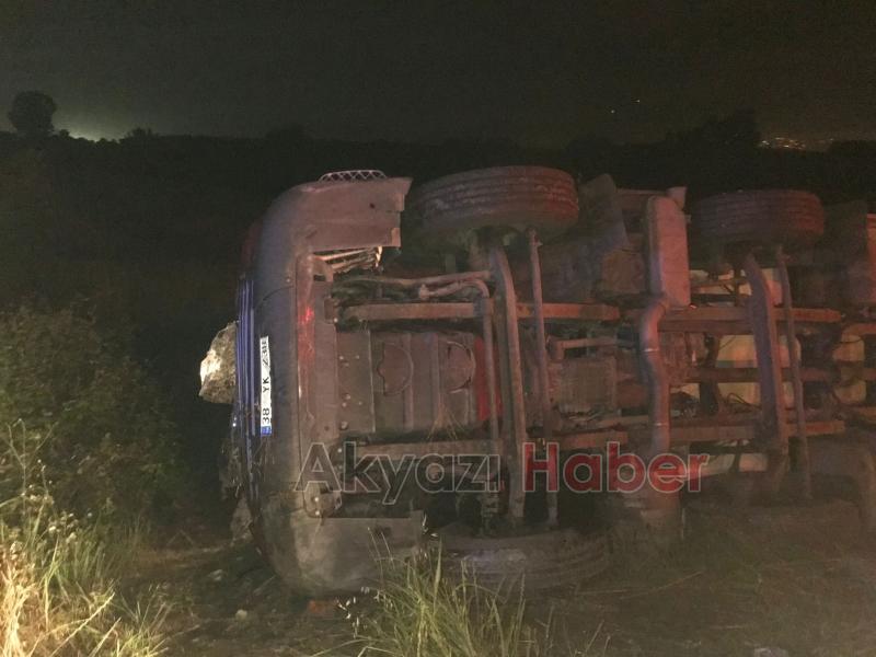 Akyazı'da sürücüsü kalp krizi geçiren tır devrildi