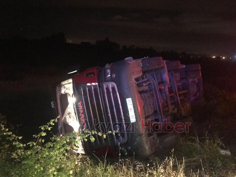 Akyazı'da sürücüsü kalp krizi geçiren tır devrildi