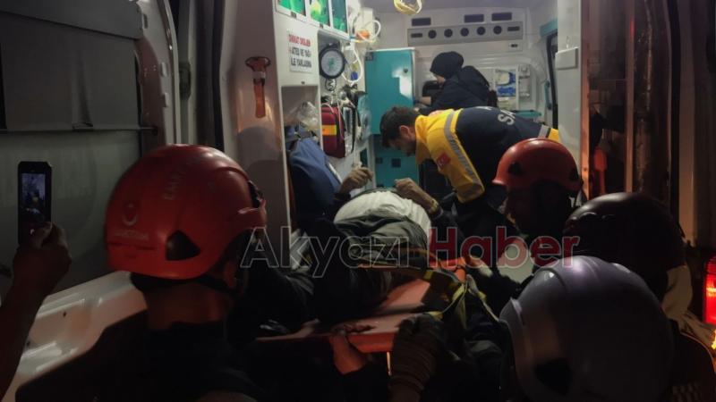 Akyazı'da sürücüsü kalp krizi geçiren tır devrildi