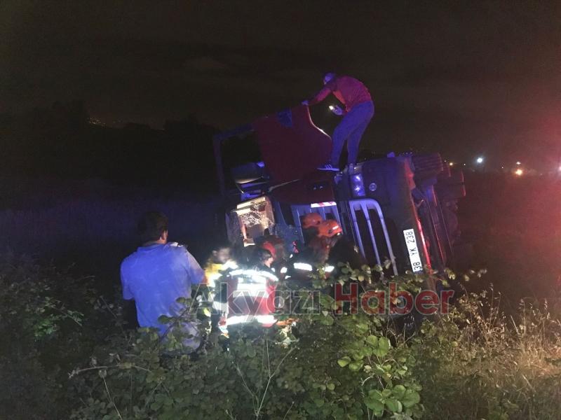 Akyazı'da sürücüsü kalp krizi geçiren tır devrildi