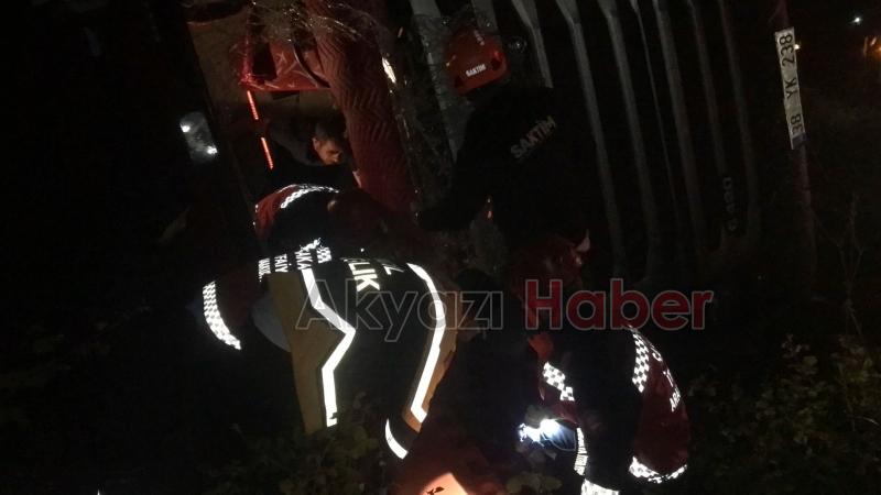 Akyazı'da sürücüsü kalp krizi geçiren tır devrildi