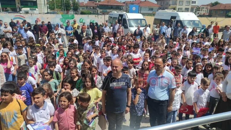 Akyazı'da protokol öğrencilerin karne heyecanına ortak oldu