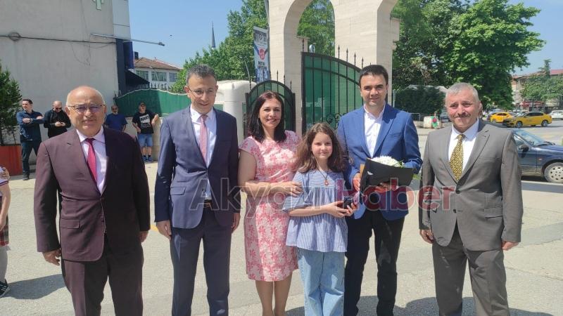 Akyazı'da protokol öğrencilerin karne heyecanına ortak oldu