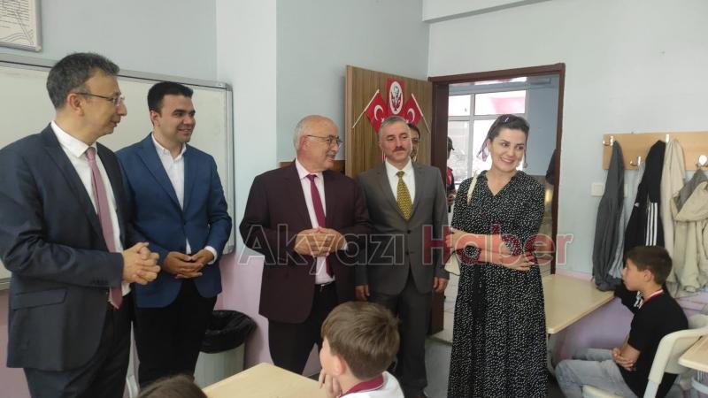 Akyazı'da protokol öğrencilerin karne heyecanına ortak oldu