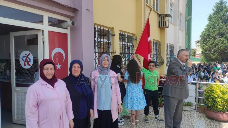 Akyazı'da protokol öğrencilerin karne heyecanına ortak oldu