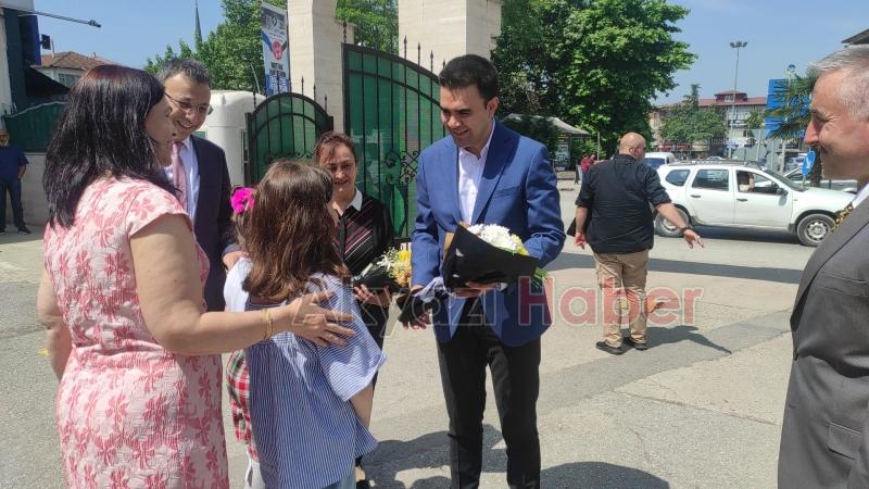 Akyazı'da protokol öğrencilerin karne heyecanına ortak oldu