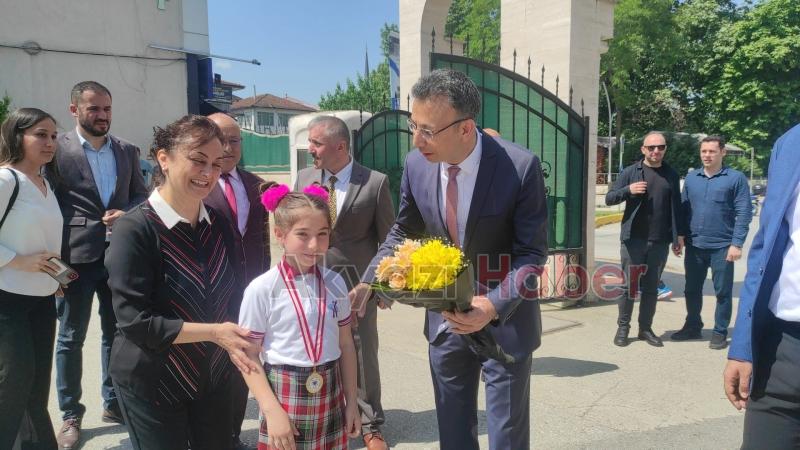 Akyazı'da protokol öğrencilerin karne heyecanına ortak oldu