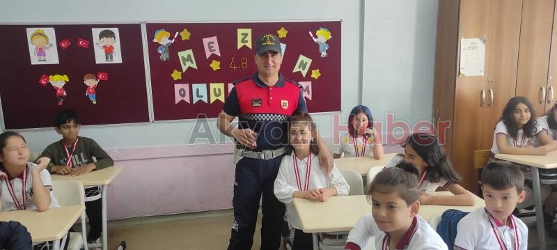 Akyazı'da protokol öğrencilerin karne heyecanına ortak oldu