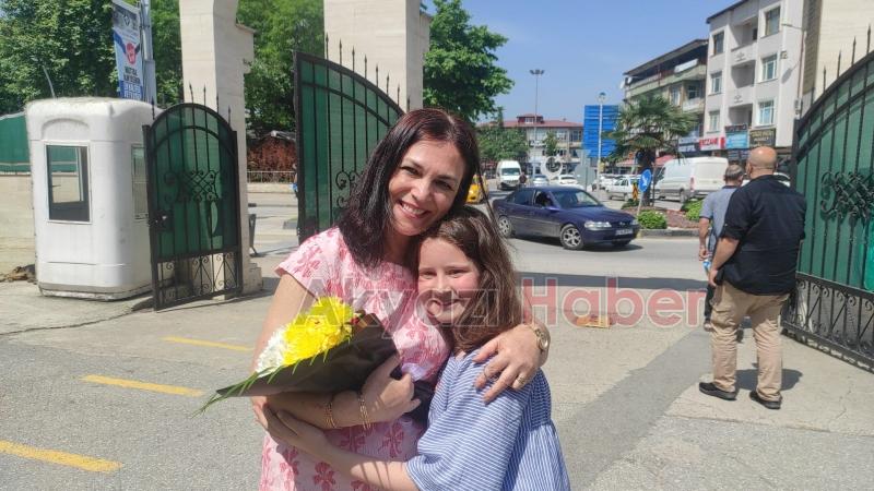 Akyazı'da protokol öğrencilerin karne heyecanına ortak oldu