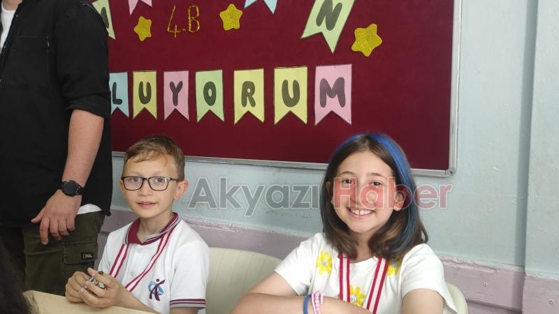 Akyazı'da protokol öğrencilerin karne heyecanına ortak oldu