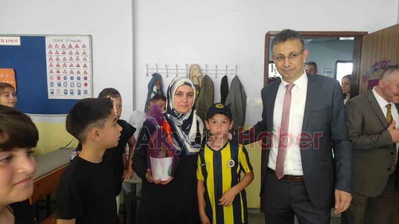 Akyazı'da protokol öğrencilerin karne heyecanına ortak oldu