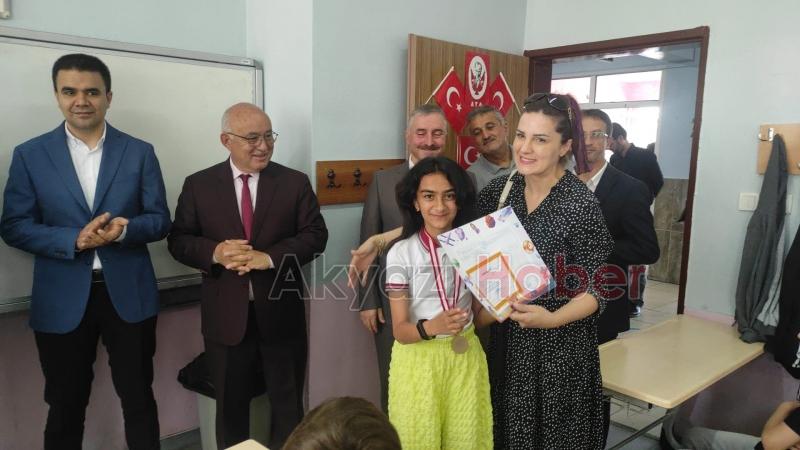 Akyazı'da protokol öğrencilerin karne heyecanına ortak oldu