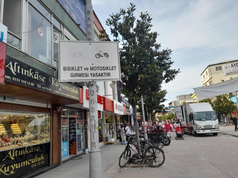 Kural tanımayan motosikletliler yayaları tehdit ediyor