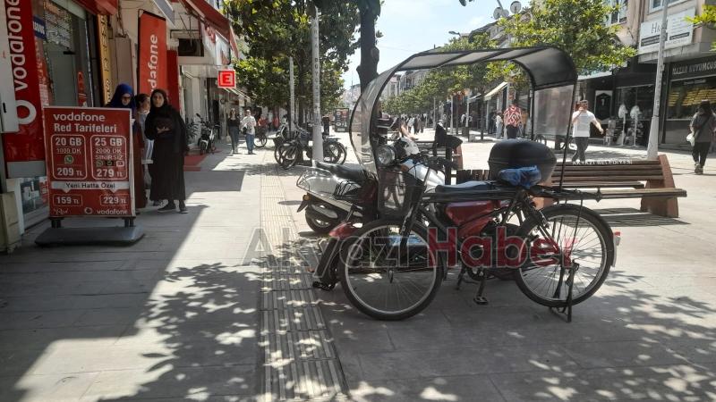 Kural tanımayan motosikletliler yayaları tehdit ediyor