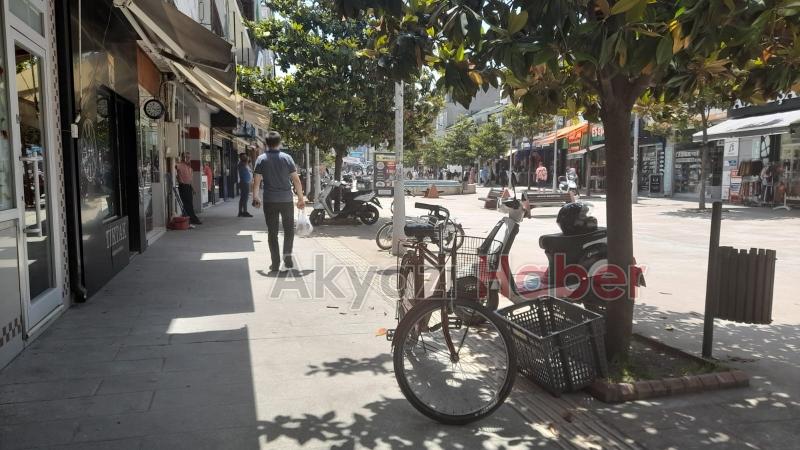 Kural tanımayan motosikletliler yayaları tehdit ediyor