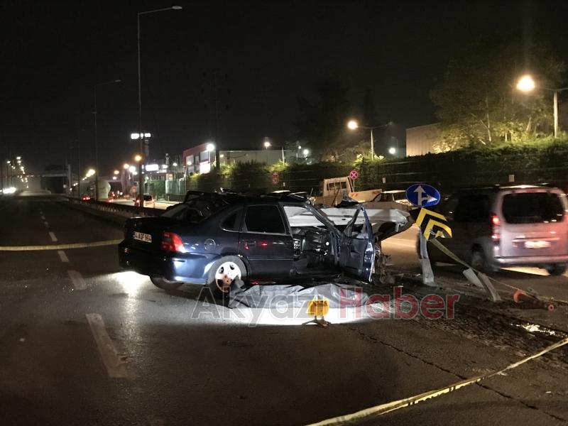 Bariyerlere ok gibi saplanan otomobilde can verdi