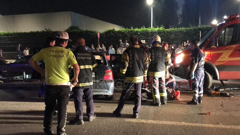 Bariyerlere ok gibi saplanan otomobilde can verdi