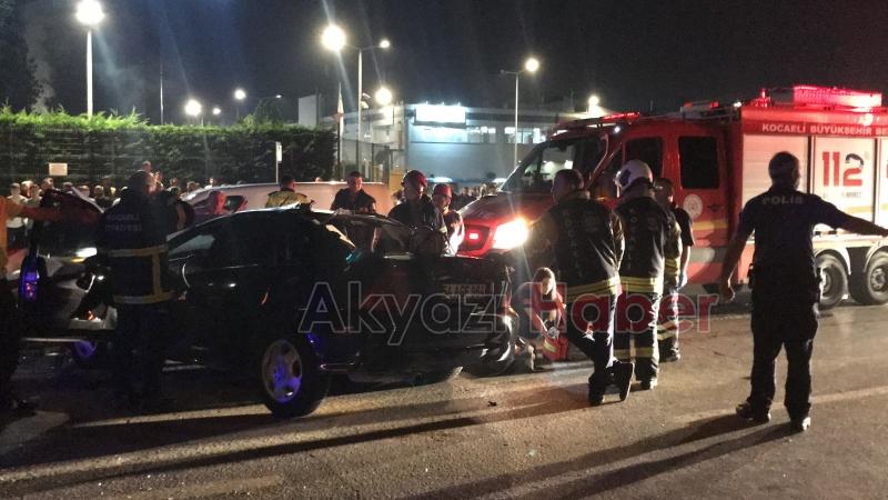 Bariyerlere ok gibi saplanan otomobilde can verdi