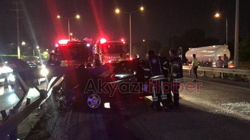 Bariyerlere ok gibi saplanan otomobilde can verdi