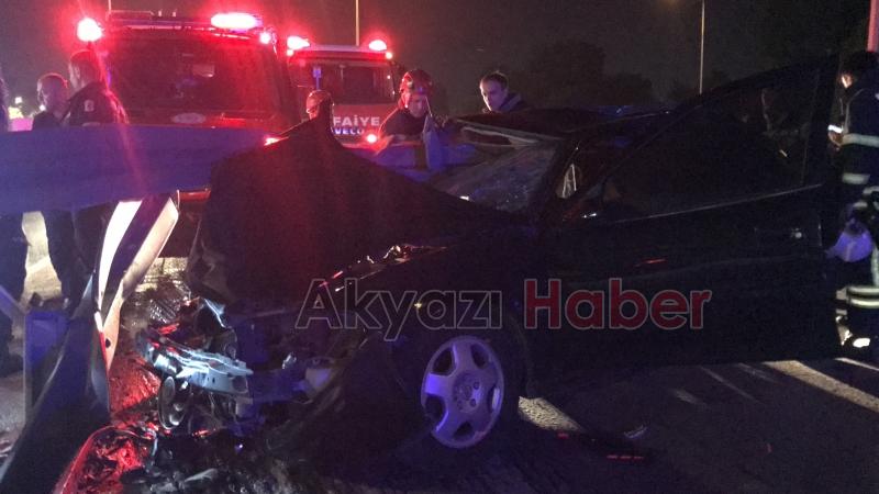 Bariyerlere ok gibi saplanan otomobilde can verdi