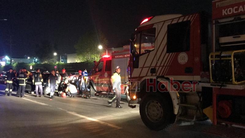 Bariyerlere ok gibi saplanan otomobilde can verdi