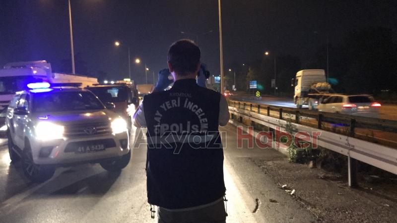 Bariyerlere ok gibi saplanan otomobilde can verdi