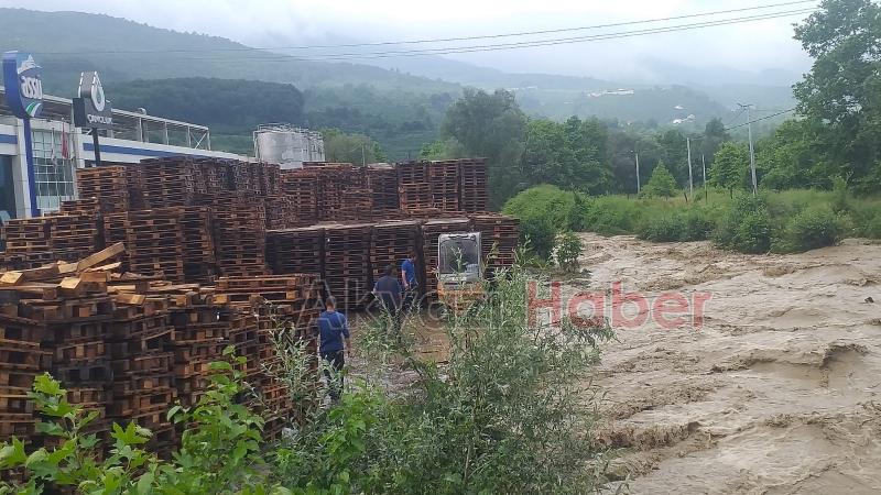 Şiddetli yağış Dokurcunu vurdu