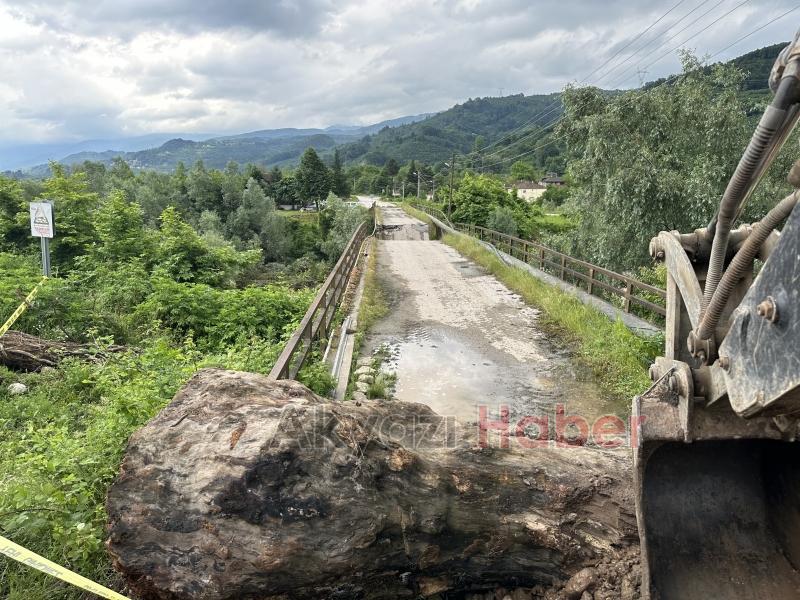Akyazıda sel pek çok mahalleyi vurdu