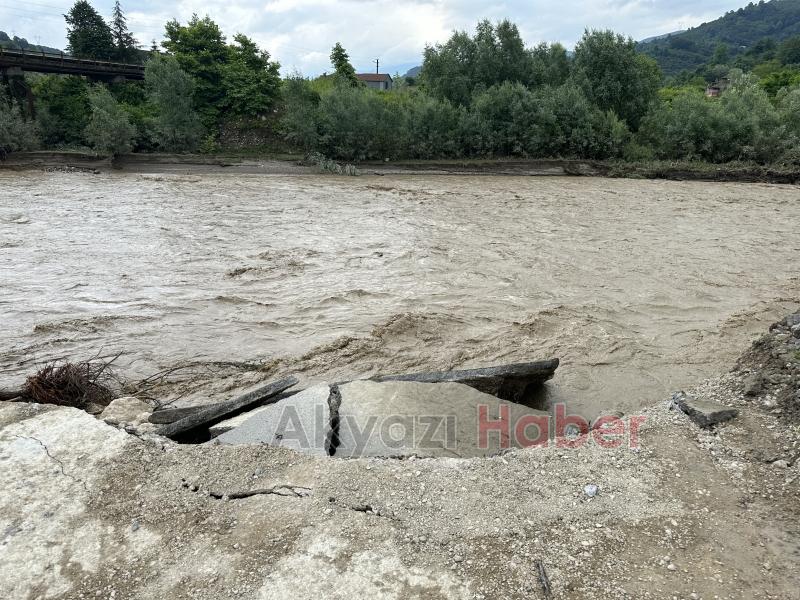 Akyazıda sel pek çok mahalleyi vurdu