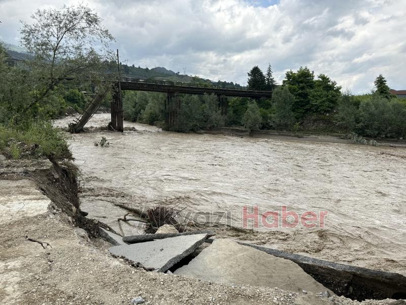 Akyazıda sel pek çok mahalleyi vurdu