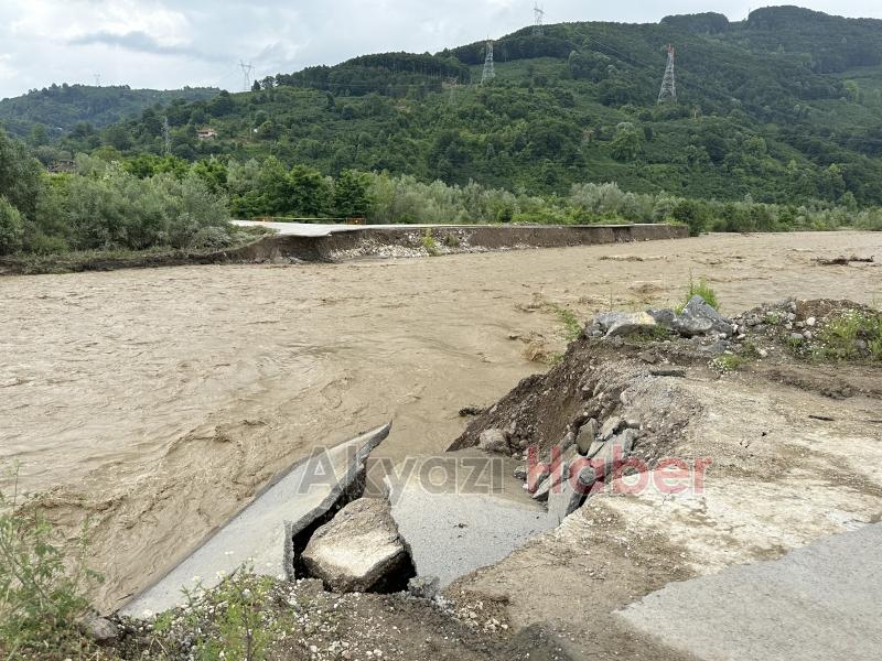 Akyazıda sel pek çok mahalleyi vurdu