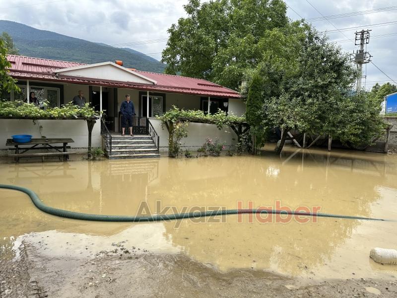 Akyazıda sel pek çok mahalleyi vurdu