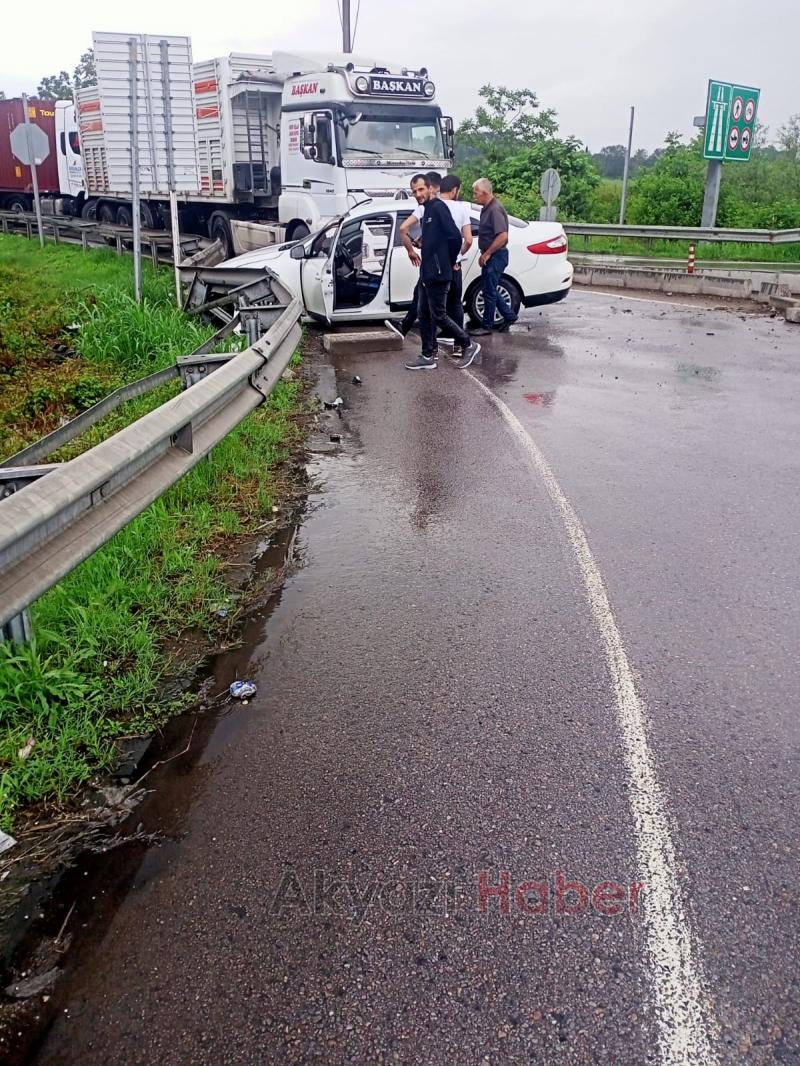 Akyazı'da korkutan kaza yaralanan olmadı