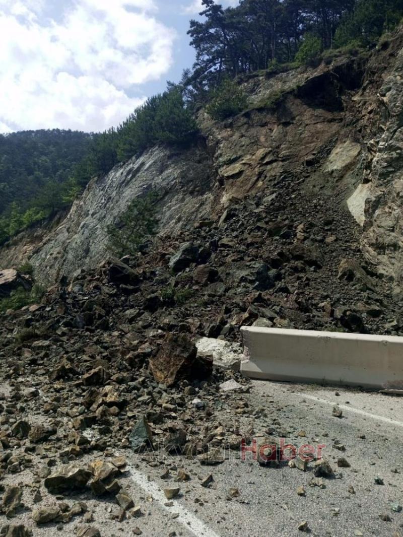 Dağdan kopan kaya parçaları yolu kapattı