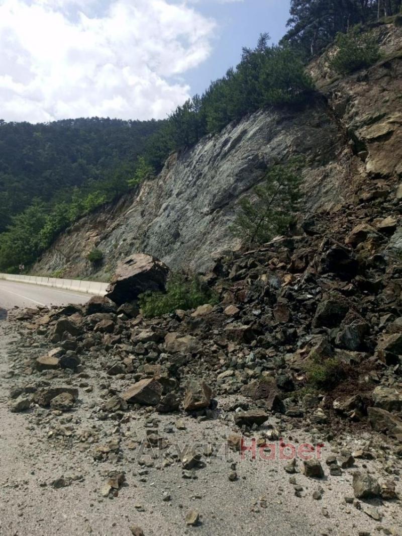 Dağdan kopan kaya parçaları yolu kapattı