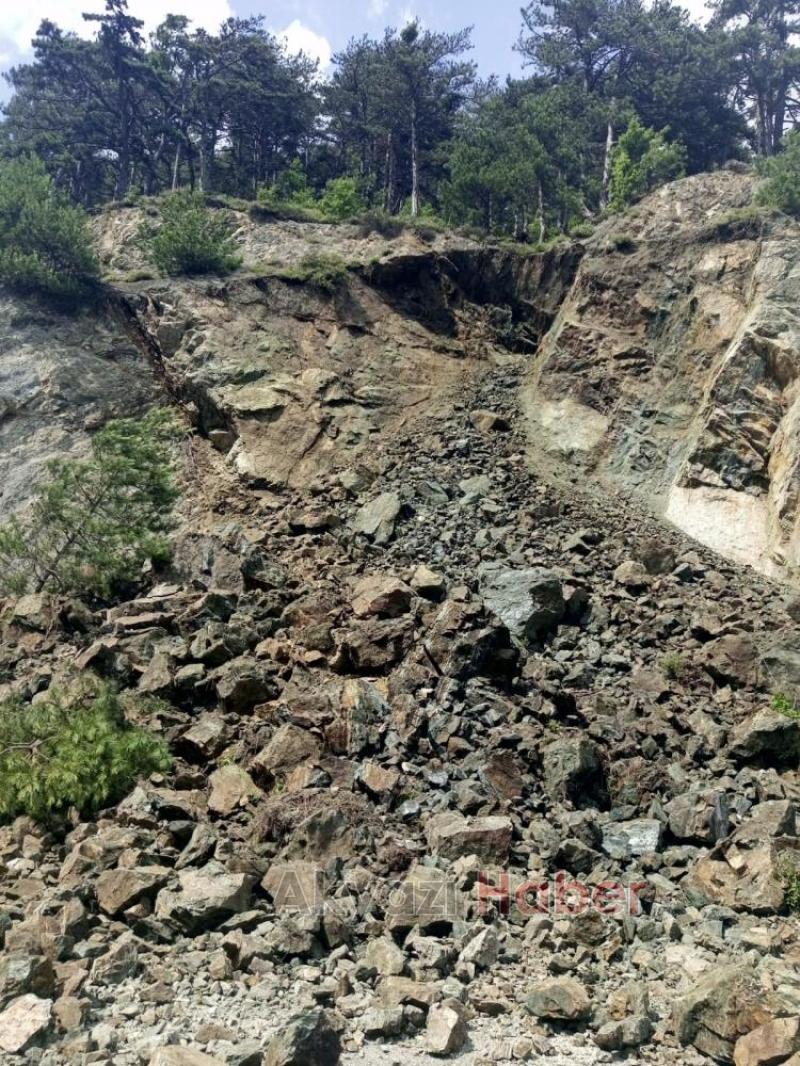 Dağdan kopan kaya parçaları yolu kapattı