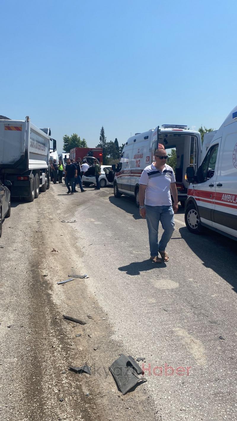 D100 de kaza trafik çift yönlü durdu: 10 yaralı