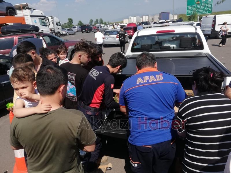 Sakaryada trafikte kalanlara yardım ulaştırıldı