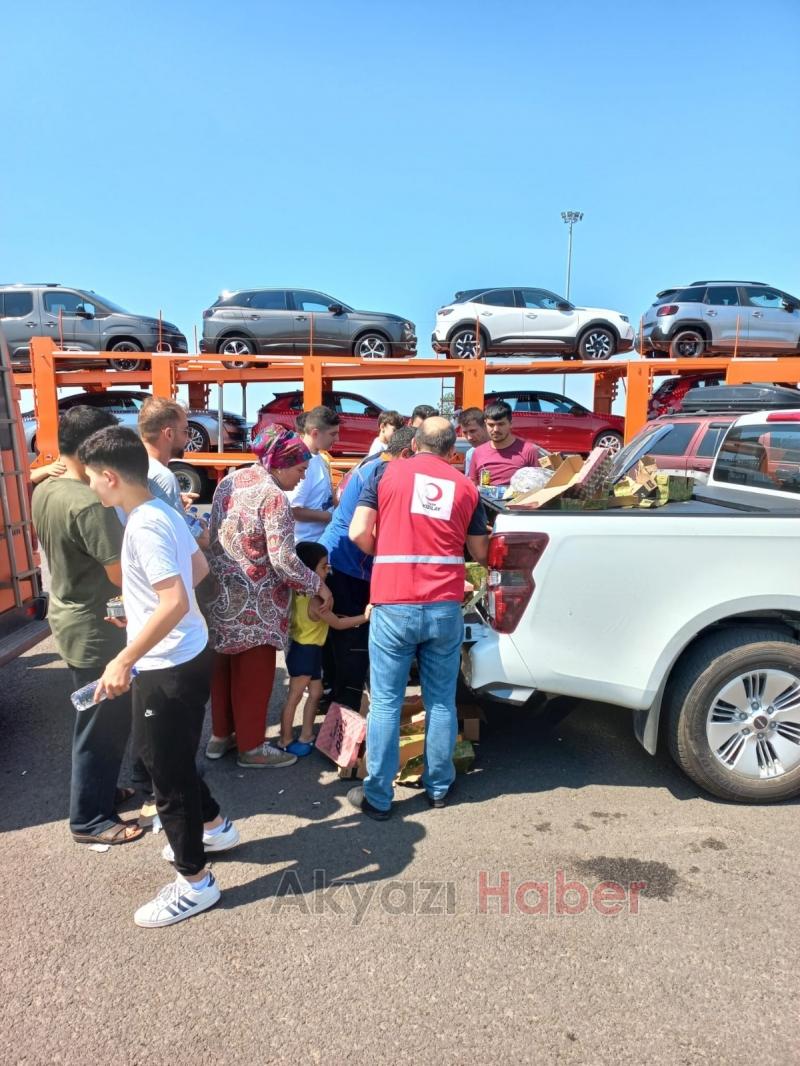 Sakaryada trafikte kalanlara yardım ulaştırıldı