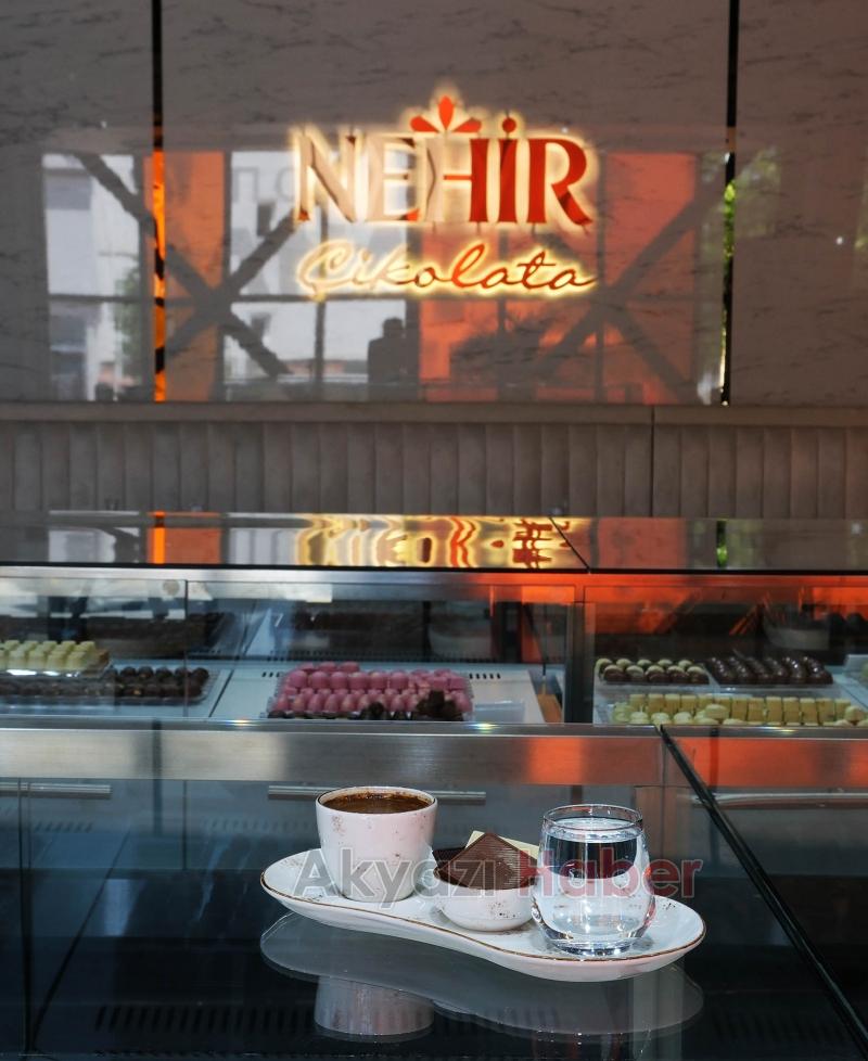 Büyükşehirin markası Nehir Çikolatası vitrinlerde satışta