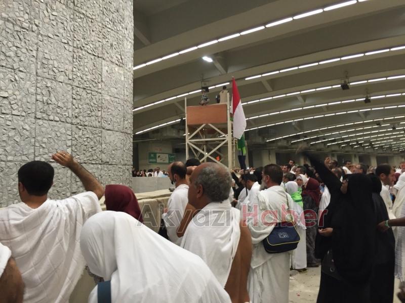 3,5 milyon hacı adayı büyük şeytana ilk gün 7 taş attı