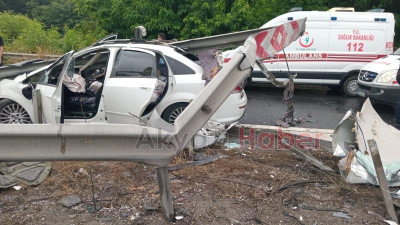 Bariyer aracın içinden geçti: 3 yaralı