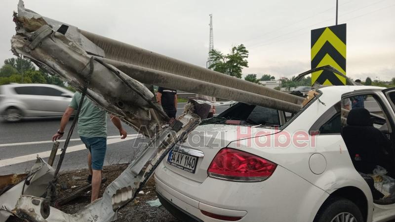 Bariyer aracın içinden geçti: 3 yaralı