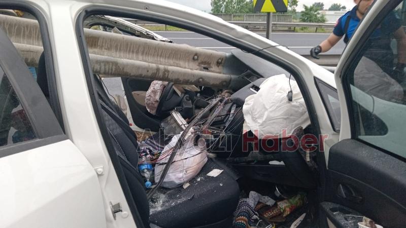 Bariyer aracın içinden geçti: 3 yaralı